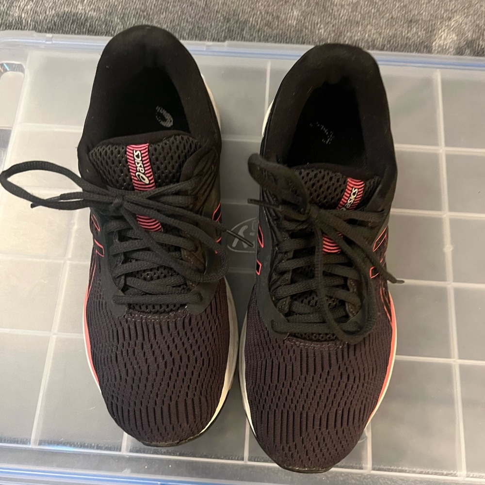 ASICS  Women’s Sz 8 Black and Pink Athletic Sneakers